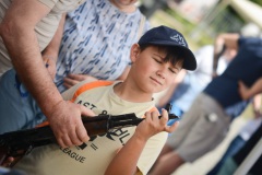 Dziecko trzyma pistolet